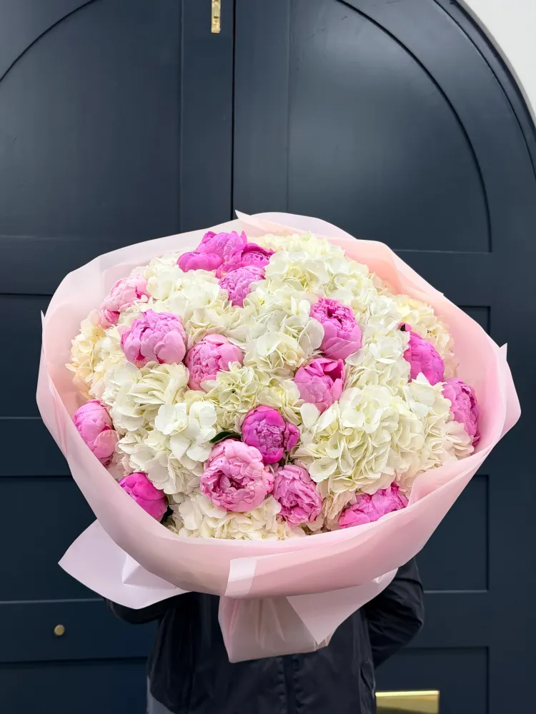 Light between heartbeats (20 hydrangeas & 20 peonies)