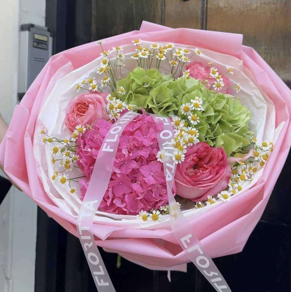 Gemma (hydrangeas, roses, daisies)