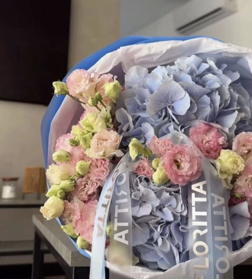 Lovely ocean (hydrangeas, lisianthus)