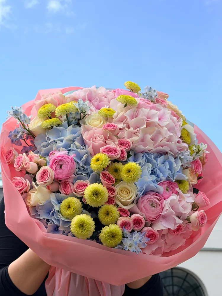 Dopamine bloom (hysrangeas, roses & chrysanthemums)