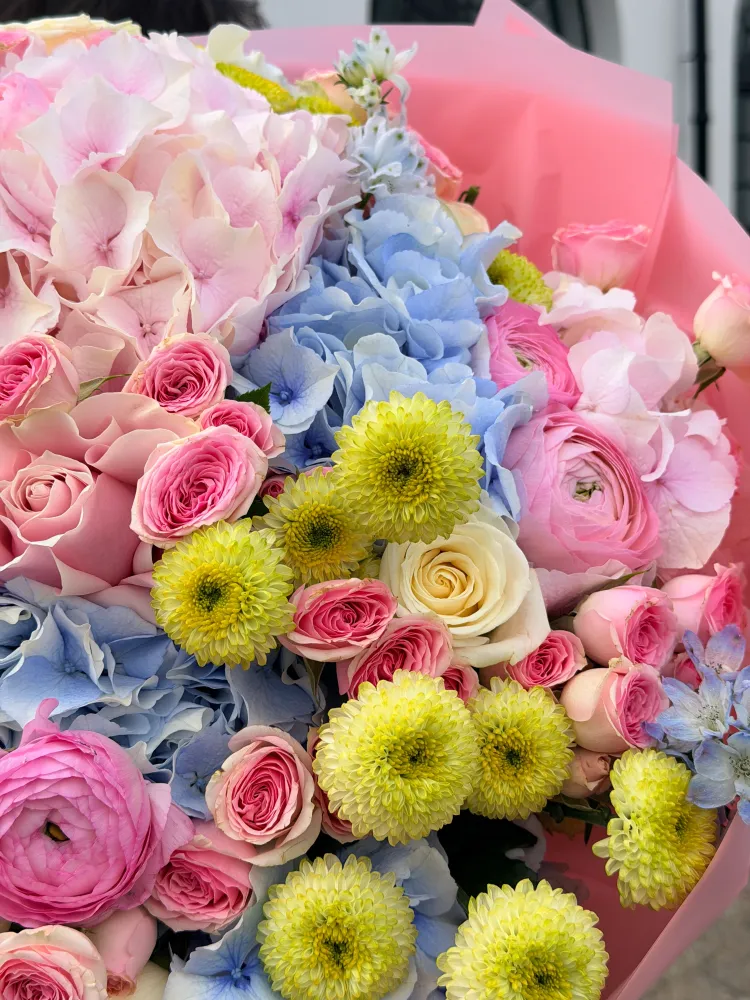 Dopamine bloom (hysrangeas, roses & chrysanthemums)