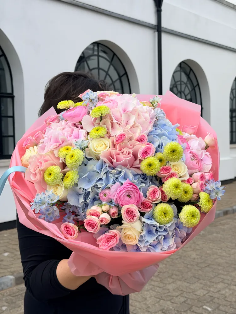 Dopamine bloom (hysrangeas, roses & chrysanthemums)