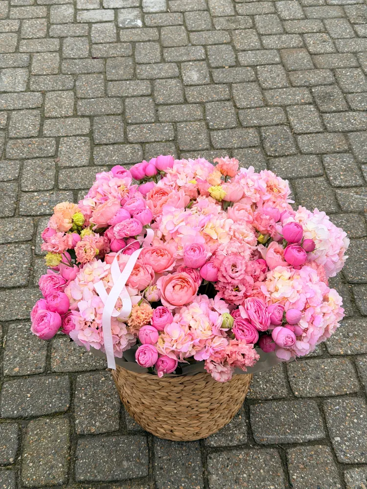 Rose-tinted daydream basket (peony roses & hydrangeas)