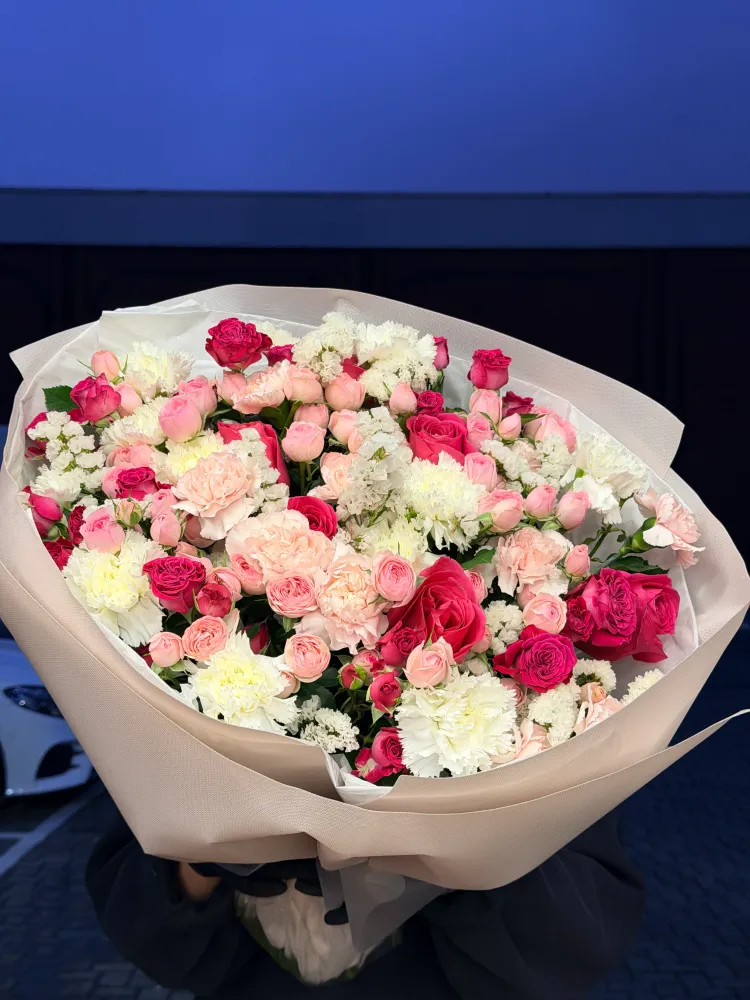 Garden crescendo (spray roses & carnations)