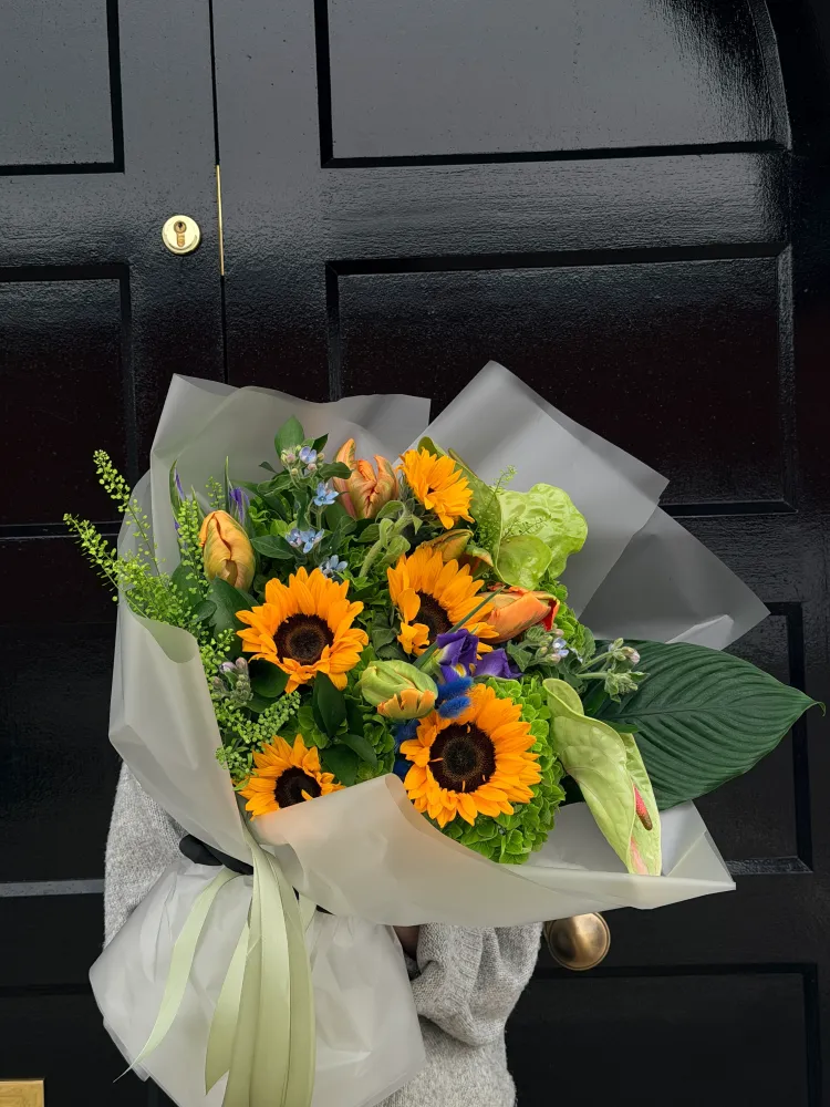 Vibrant meadow mix (sunflowers & tulips)