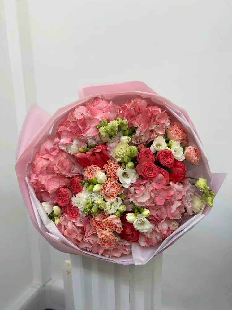 Peach blossom sonnet (hydrangea, spray rose, lisianthus)
