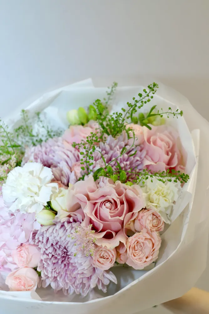Soft windsor pastel (rose, spray rose, chrysanthemum, carnation)