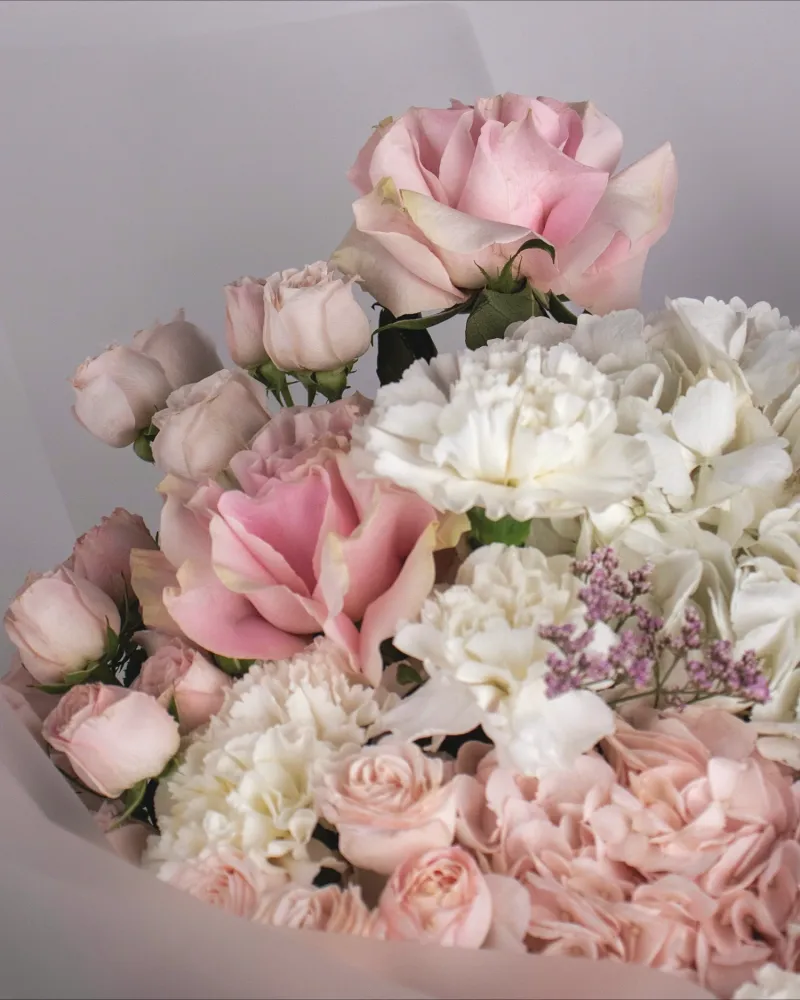 Creamy bouquet with delicate blooms