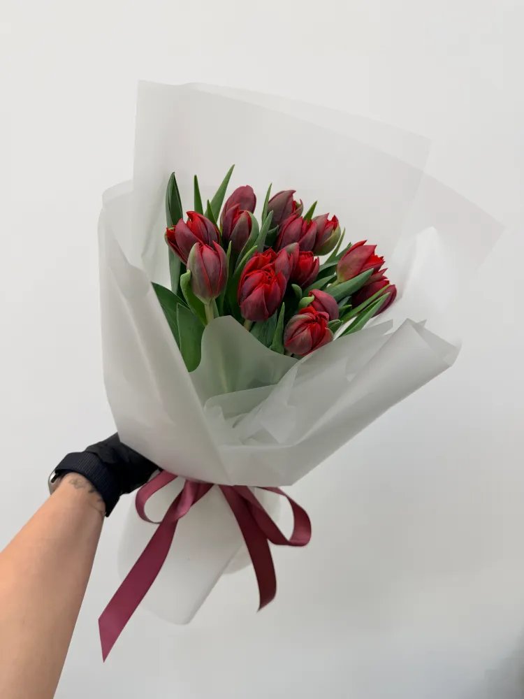 Red velvet posy (15 red tulips)