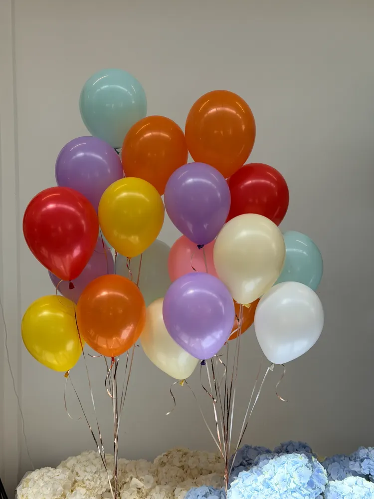 Multi-coloured latex balloons (20 balloon helium inflated)