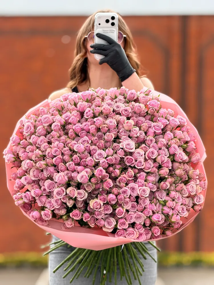 Lilac rose romance (100 pink spray rose)