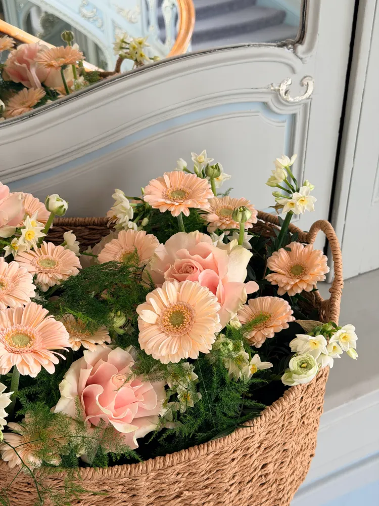 Peach romance event suite (mantelpiece arrangement, 6 floral vases, 15 mini bouquets and 1 floral basket)