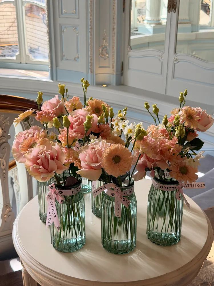 Peach romance event suite (mantelpiece arrangement, 6 floral vases, 15 mini bouquets and 1 floral basket)