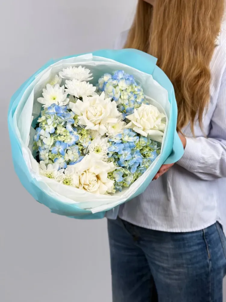 Blue serenity (hydrangeas, roses and chresanthemums)