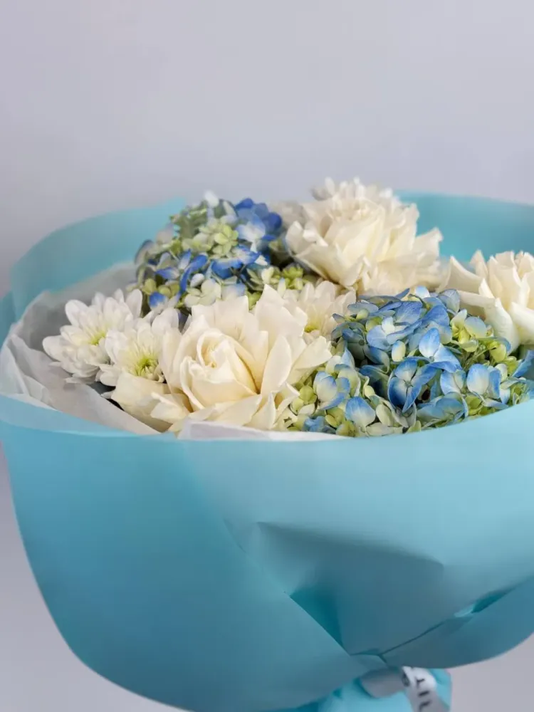 Blue serenity (hydrangeas, roses and chresanthemums)
