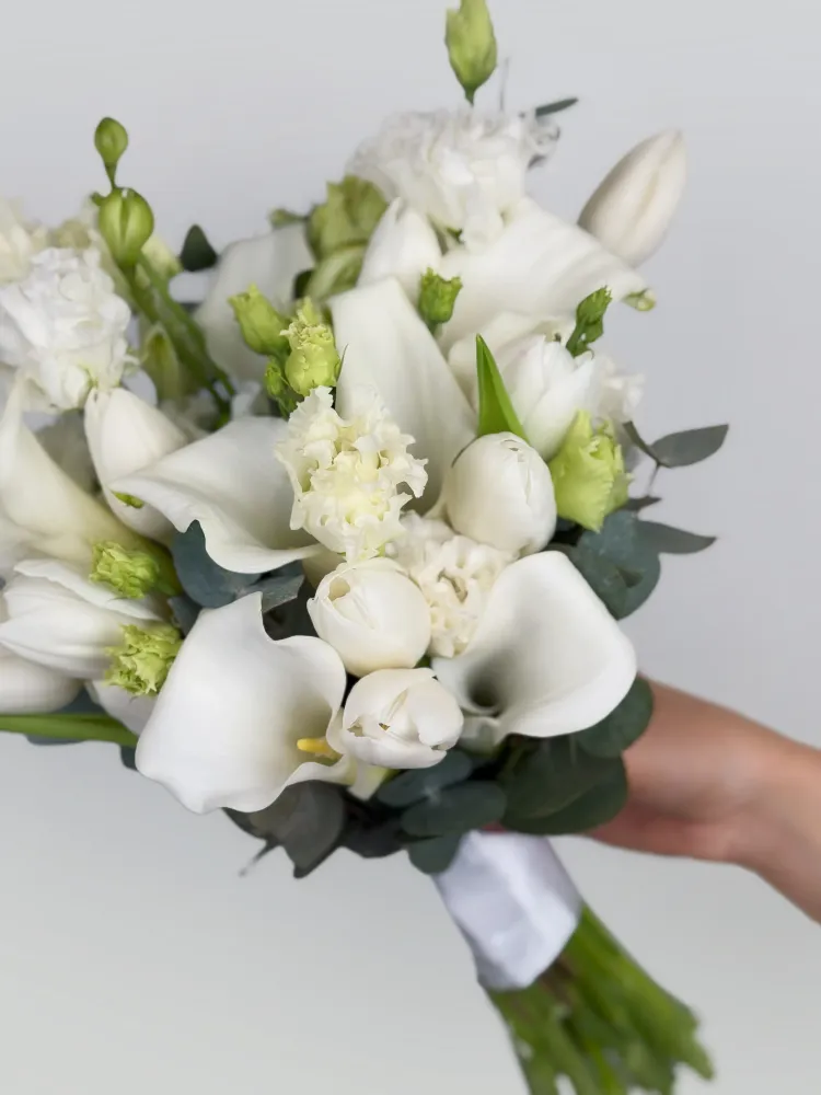 Timeless white bridal bouquet