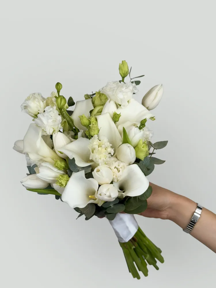 Timeless white bridal bouquet
