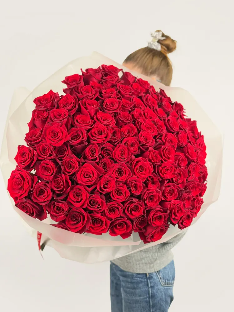Luxurious bouquet of 100 red roses