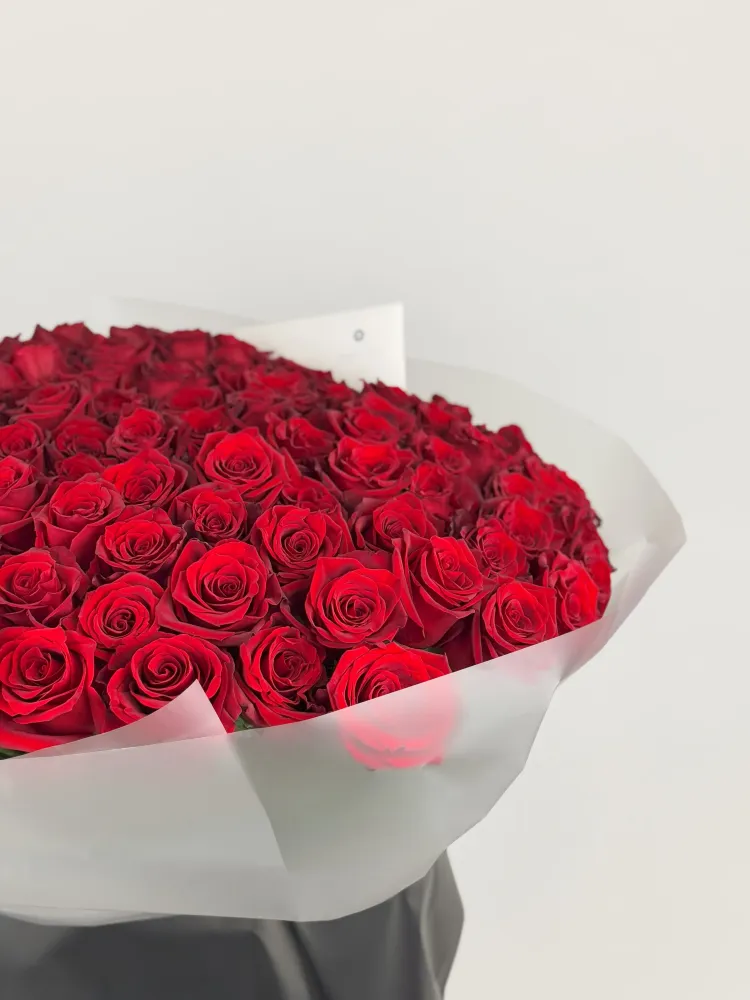 Luxurious bouquet of 100 red roses